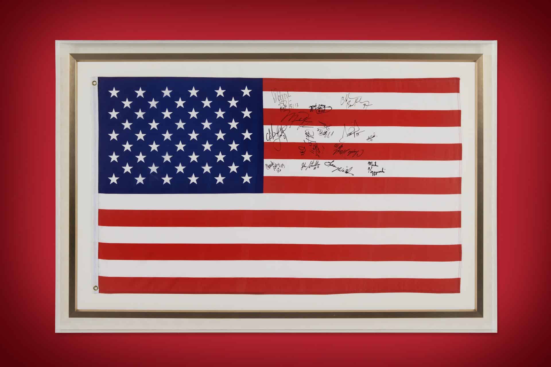 La bandera de EE.UU. usada por Michael Jordan en la ceremonia de entrega del oro olímpico en Barcelona '92 para cubrir el logo de Reebok tiene valor añadido por llevar las firmas de varias estrellas del Dream Team. Se subastó este semana por 1,8 millones.EFE/Cedida por Sothebys