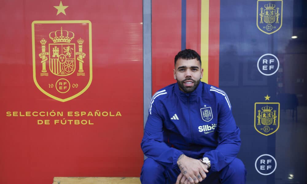 David Raya vive su momento. Titular en el Arsenal y en la selección española, aprovechando la baja de Unai Simón para exhibir sus cualidades. Con un gran referente que marcó su camino, Iker Casillas, su "héroe", el portero de la 'generación de oro' a la que sueña con igualar en un nuevo ciclo de éxito iniciado con la conquista de la Liga de Naciones y extendido con la Eurocopa 2024. Agradecido a Luis Enrique Martínez, que apostó por un portero que "no conocía nadie" en España, por entonces jugador del Brentford, y que cerró la etapa de David de Gea en la selección, Raya repasa en una entrevista con EFE su crecimiento. Sin olvidar los momentos duros de un niño de 16 años que cambió Cornellá por Brentford (Reino Unido). La soledad que le hizo madurar antes.  EFE/SERGIO PEREZ