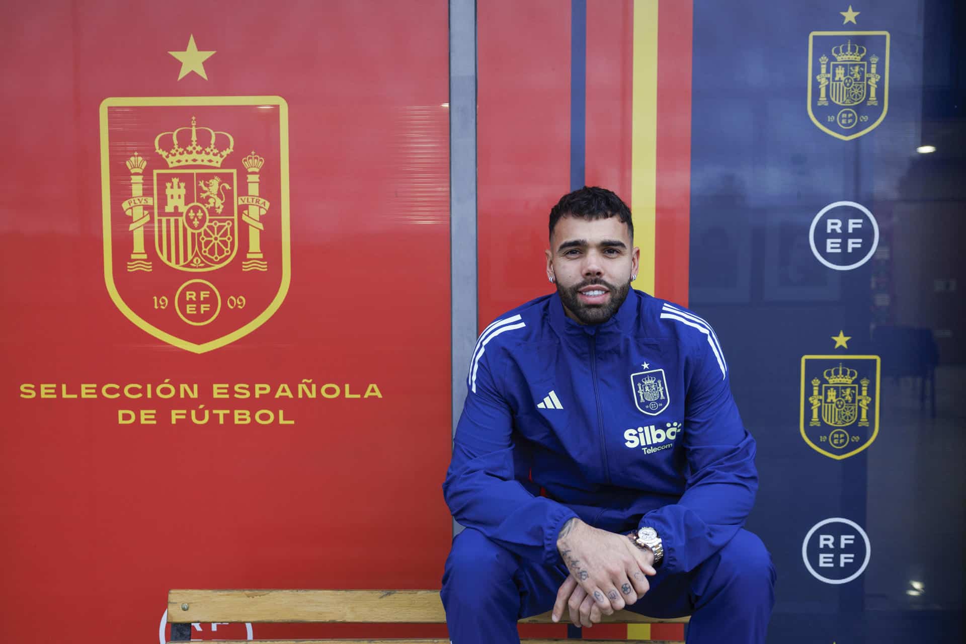 David Raya vive su momento. Titular en el Arsenal y en la selección española, aprovechando la baja de Unai Simón para exhibir sus cualidades. Con un gran referente que marcó su camino, Iker Casillas, su "héroe", el portero de la 'generación de oro' a la que sueña con igualar en un nuevo ciclo de éxito iniciado con la conquista de la Liga de Naciones y extendido con la Eurocopa 2024. Agradecido a Luis Enrique Martínez, que apostó por un portero que "no conocía nadie" en España, por entonces jugador del Brentford, y que cerró la etapa de David de Gea en la selección, Raya repasa en una entrevista con EFE su crecimiento. Sin olvidar los momentos duros de un niño de 16 años que cambió Cornellá por Brentford (Reino Unido). La soledad que le hizo madurar antes.  EFE/SERGIO PEREZ