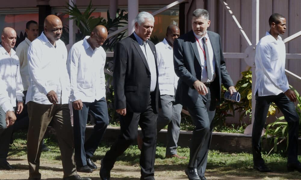 El presidente cubano, Miguel Díaz-Canel (c) y el ministro de Comercio Exterior e Inversión Extranjera, Óscar Pérez-Oliva Fraga (d) asisten a la inauguración de la 40 edición de la Feria Internacional de La Habana (Fihav) este lunes, en La Habana (Cuba).EFE/ Ernesto Mastrascusa