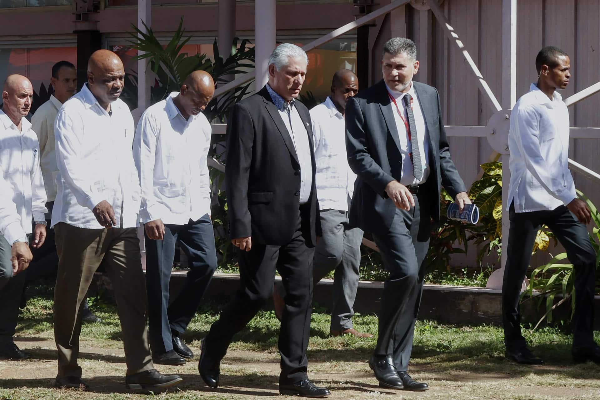 El presidente cubano, Miguel Díaz-Canel (c) y el ministro de Comercio Exterior e Inversión Extranjera, Óscar Pérez-Oliva Fraga (d) asisten a la inauguración de la 40 edición de la Feria Internacional de La Habana (Fihav) este lunes, en La Habana (Cuba).EFE/ Ernesto Mastrascusa