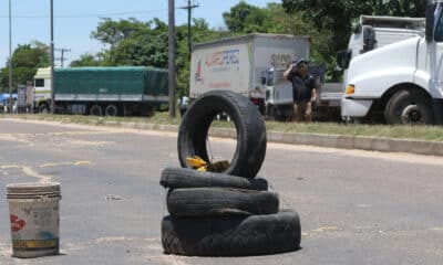 Fotografía de un bloqueo en una calle este miércoles en Santa Cruz (Bolivia). Conductores del transporte pesado y público bloquean este miércoles calles y carreteras principales en Santa Cruz, la mayor región de Bolivia, y en otras ciudades del país ante la falta de combustible que afecta a la población desde hace meses y pese al anuncio del Gobierno de que en 10 días, a partir hoy, se normalizará la provisión de diésel y gasolina. EFE/Juan Carlos Torrejon