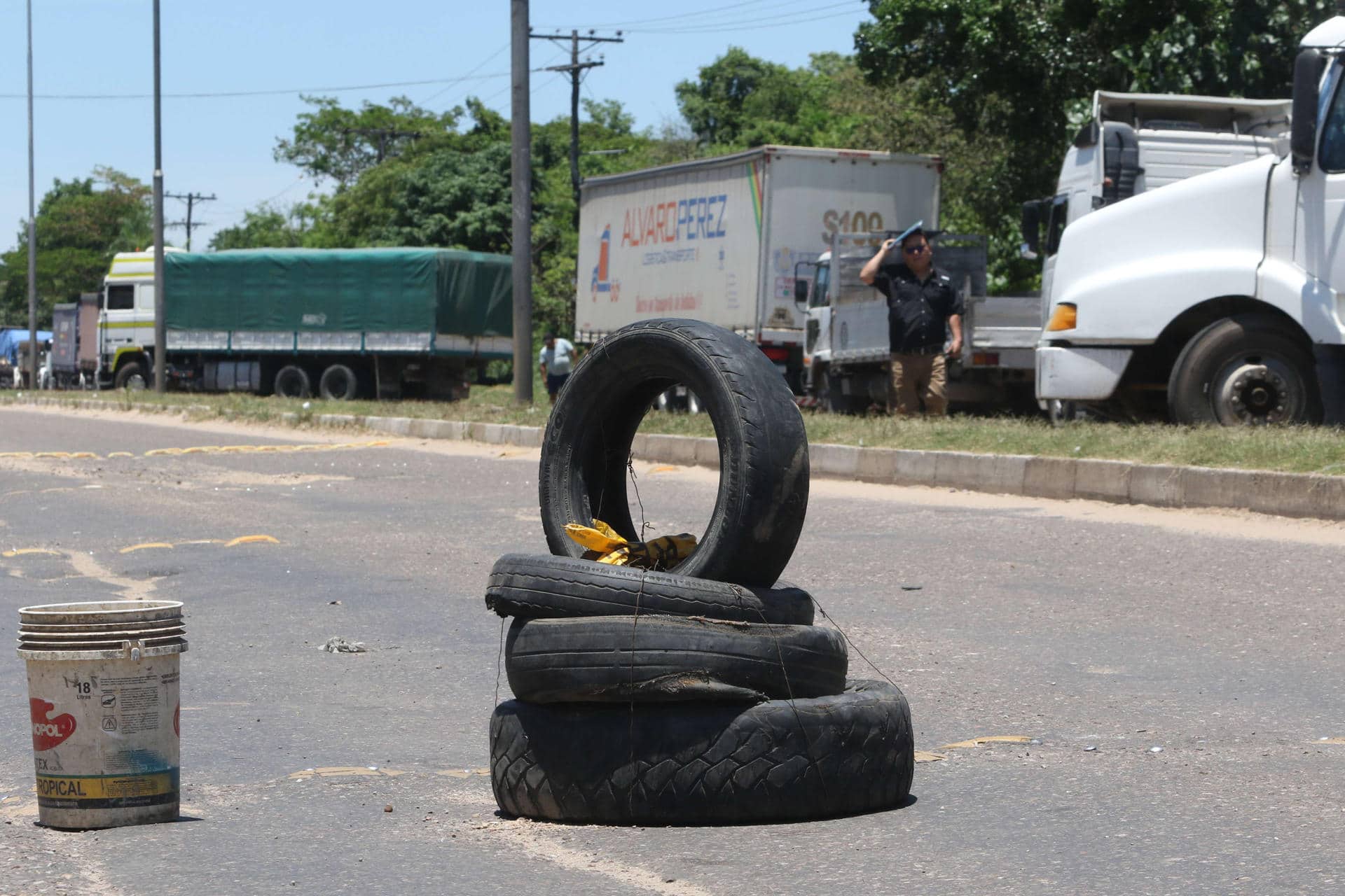 Fotografía de un bloqueo en una calle este miércoles en Santa Cruz (Bolivia). Conductores del transporte pesado y público bloquean este miércoles calles y carreteras principales en Santa Cruz, la mayor región de Bolivia, y en otras ciudades del país ante la falta de combustible que afecta a la población desde hace meses y pese al anuncio del Gobierno de que en 10 días, a partir hoy, se normalizará la provisión de diésel y gasolina. EFE/Juan Carlos Torrejon