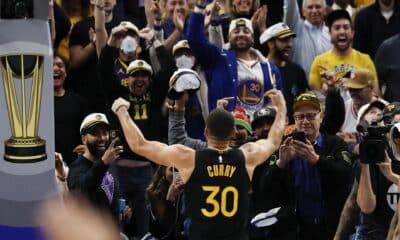 El escolta de los Golden State Warriors Stephen Curry celebra después de encestar un triple con menos de un minuto por jugar en el cuarto período del partido del torneo Emirates NBA Cup entre los Dallas Mavericks y los Golden State Warriors en San Francisco. EFE/EPA/JOHN G. MABANGLO SHUTTERSTOCK OUT