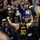 El escolta de los Golden State Warriors Stephen Curry celebra después de encestar un triple con menos de un minuto por jugar en el cuarto período del partido del torneo Emirates NBA Cup entre los Dallas Mavericks y los Golden State Warriors en San Francisco. EFE/EPA/JOHN G. MABANGLO SHUTTERSTOCK OUT