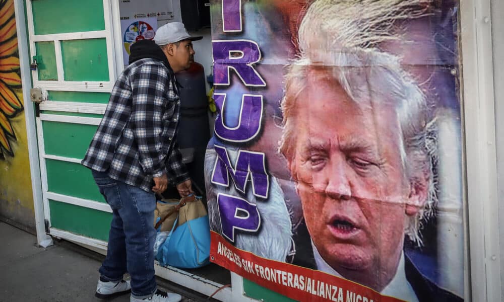 Migrantes esperan en el albergue 'Movimiento Juventud 2000', el 15 de noviembre de 2024 en la ciudad de Tijuana (México). EFE/ Joebeth Terríquez