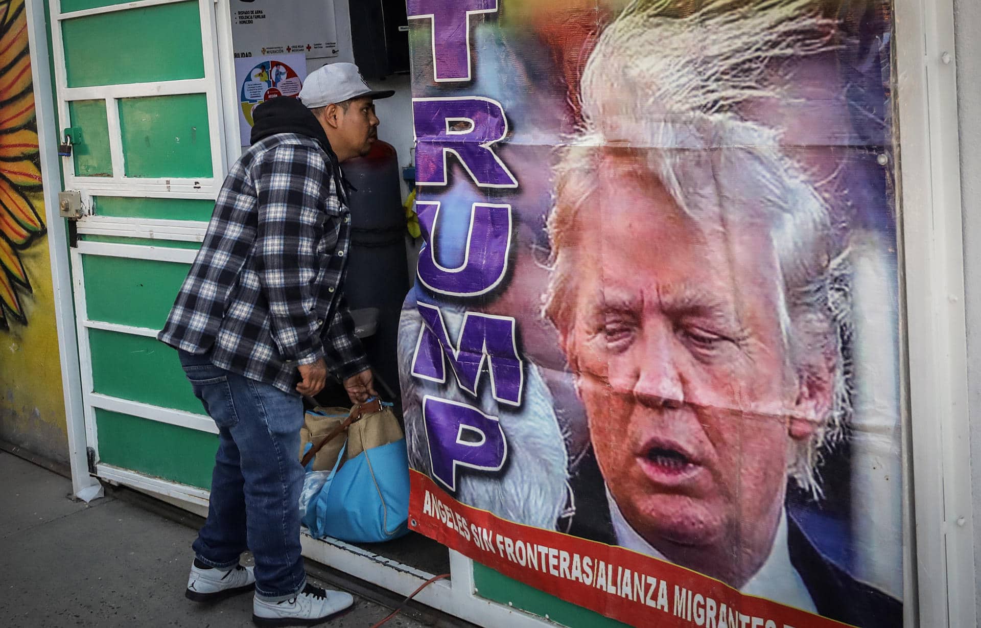 Migrantes esperan en el albergue 'Movimiento Juventud 2000', el 15 de noviembre de 2024 en la ciudad de Tijuana (México). EFE/ Joebeth Terríquez