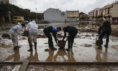 Continúan las labores de limpieza en las calles de Paiporta, Valencia, este jueves.EFE/Biel Aliño