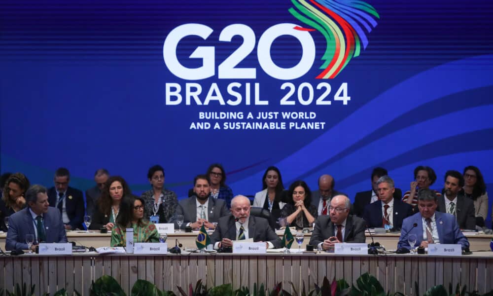 Fotografía de archivo del presidente de Brasil Luiz Inácio Lula da Silva (c), acompañado de la primera dama Janja Lula da Silva (2i), el canciller Mauro Vieira (2d) y Wellington Dias (d), Ministro del Desarrollo y Asistencia social, Familia y Lucha contra el Hambre, participa en la apertura de la reunión de la Alianza Global contra el Hambre y la Pobreza durante el G20 Brasil 2024 en la sede de la ONG Ação da Cidadania. EFE/ André Coelho