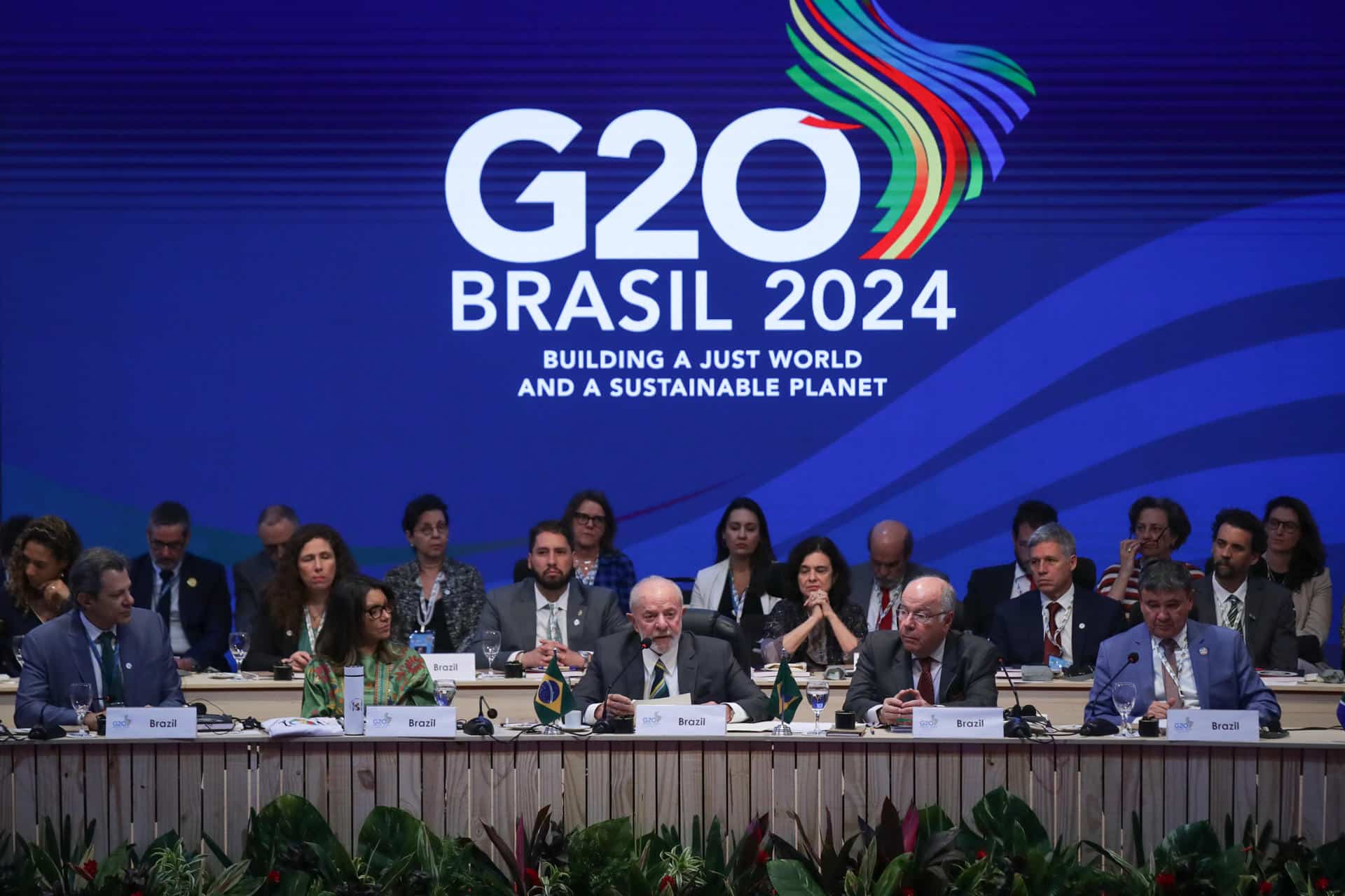 Fotografía de archivo del presidente de Brasil Luiz Inácio Lula da Silva (c), acompañado de la primera dama Janja Lula da Silva (2i), el canciller Mauro Vieira (2d) y Wellington Dias (d), Ministro del Desarrollo y Asistencia social, Familia y Lucha contra el Hambre, participa en la apertura de la reunión de la Alianza Global contra el Hambre y la Pobreza durante el G20 Brasil 2024 en la sede de la ONG Ação da Cidadania. EFE/ André Coelho