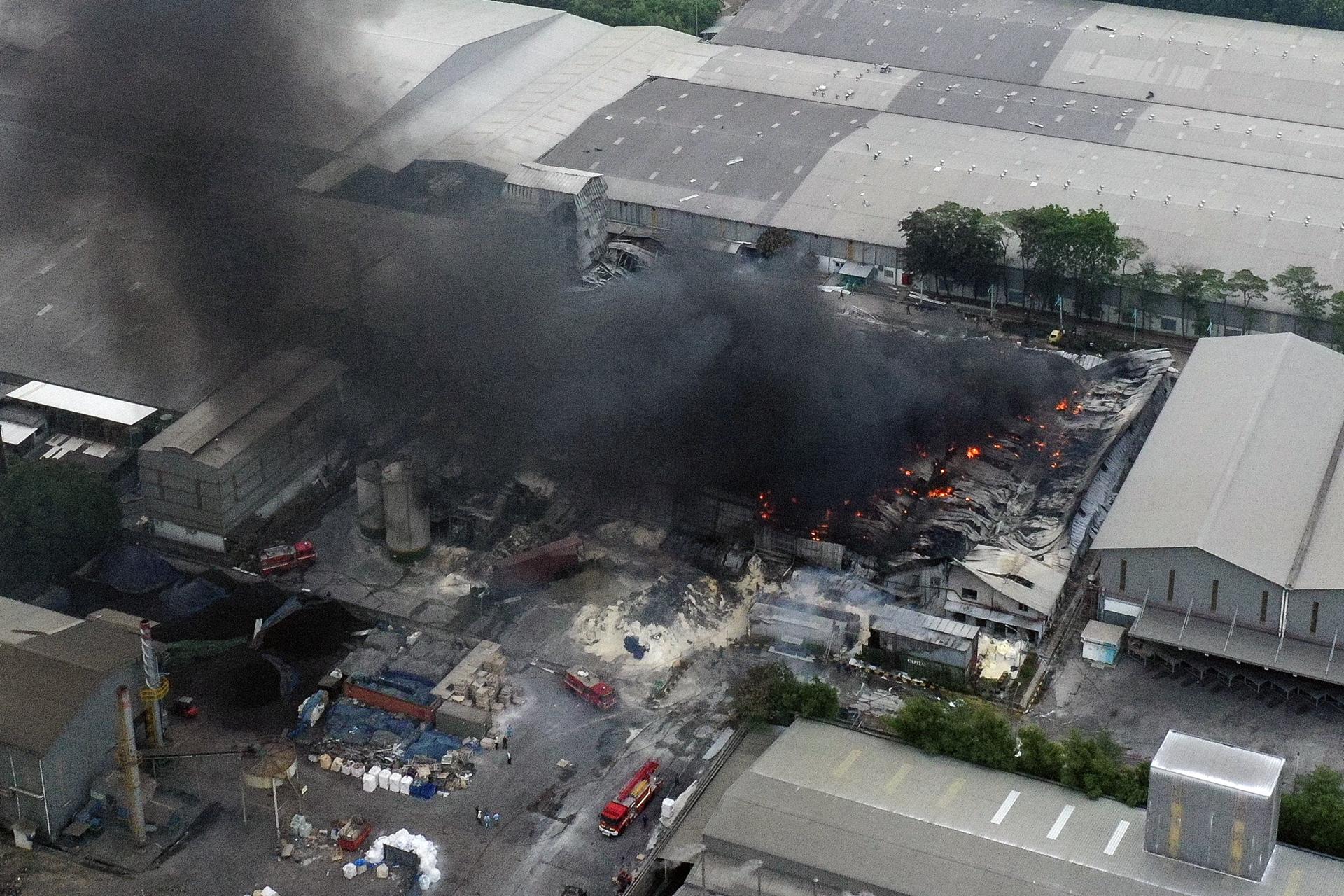 Al menos 8 personas murieron este viernes y otras cuatro se encuentran heridas a causa de un incendio que asoló una fábrica de aceite de cocinar cerca de Yakarta, informaron los servicios de emergencia.
 EFE/EPA/MAST IRHAM