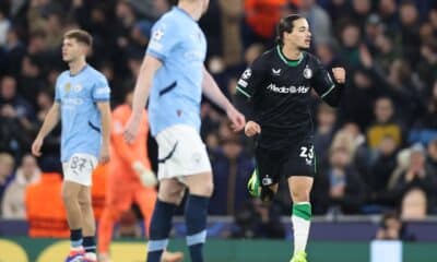 El jugador Anis Hadj Moussa (d), del Feyenoord, durante el partido de la UEFA Champions League que han jugado Manchester City y Feyenoord en Manchester, Reino Unido) EFE/EPA/ADAM VAUGHAN