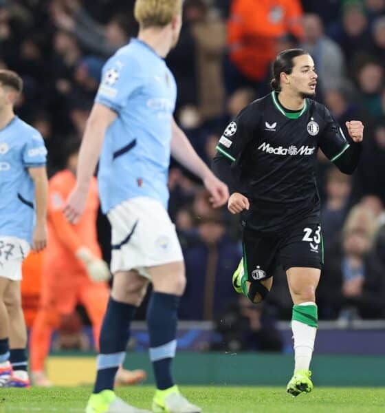 El jugador Anis Hadj Moussa (d), del Feyenoord, durante el partido de la UEFA Champions League que han jugado Manchester City y Feyenoord en Manchester, Reino Unido) EFE/EPA/ADAM VAUGHAN