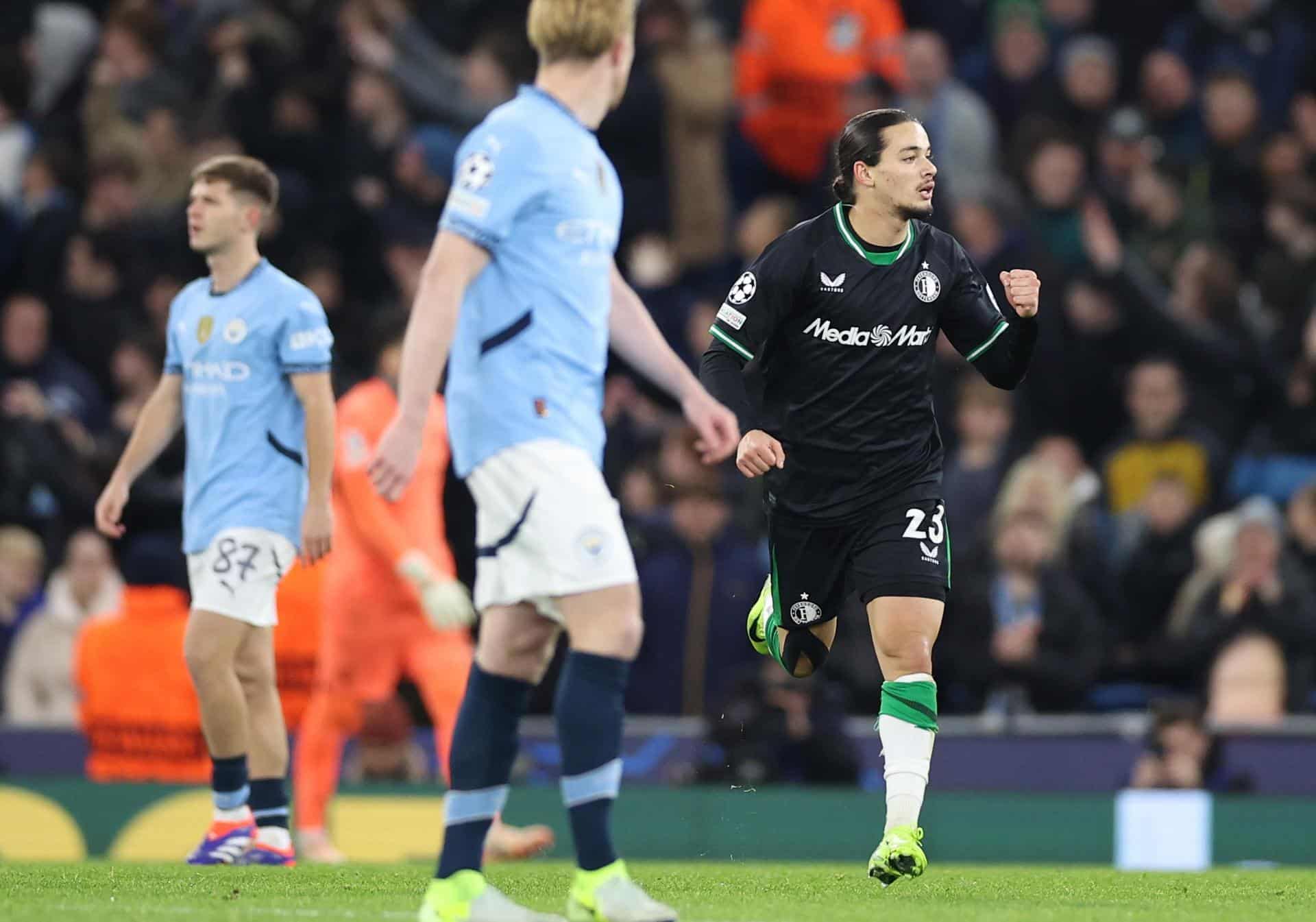 El jugador Anis Hadj Moussa (d), del Feyenoord, durante el partido de la UEFA Champions League que han jugado Manchester City y Feyenoord en Manchester, Reino Unido) EFE/EPA/ADAM VAUGHAN