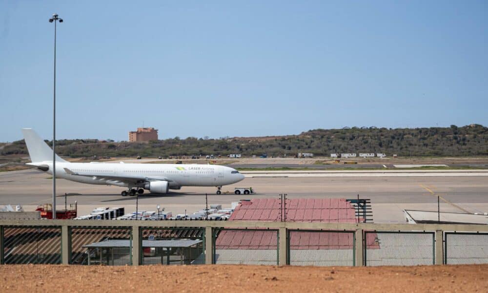 Fotografía de un avión en el Aeropuerto Internacional de Maiquetía Simón Bolívar, en La Guaira (Venezuela). EFE/ Ronald Peña