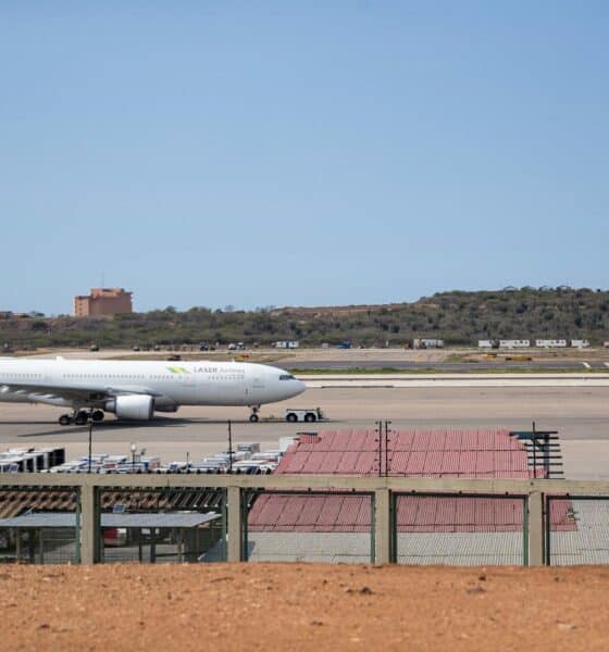 Fotografía de un avión en el Aeropuerto Internacional de Maiquetía Simón Bolívar, en La Guaira (Venezuela). EFE/ Ronald Peña