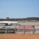 Fotografía de un avión en el Aeropuerto Internacional de Maiquetía Simón Bolívar, en La Guaira (Venezuela). EFE/ Ronald Peña