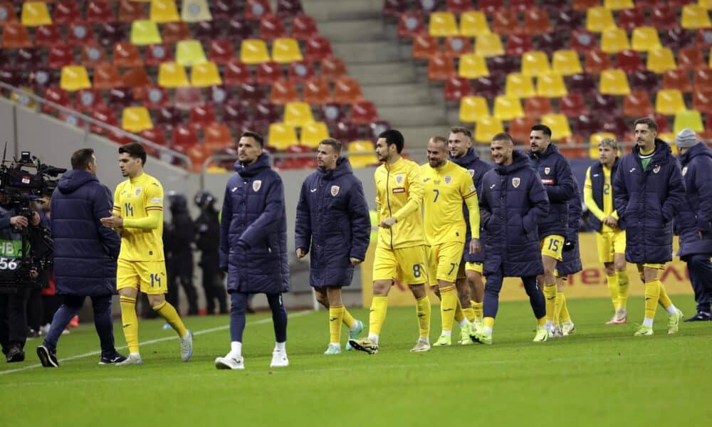 Los jugadores de Rumanía se retiran a los vestuarios después de que el partido se suspendiera tras la retirada de la selección de Kosovo. EFE/EPA/ROBERT GHEMENT