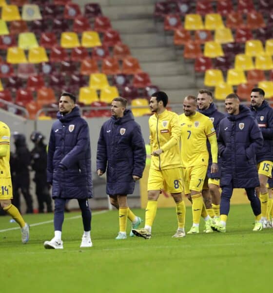 Los jugadores de Rumanía se retiran a los vestuarios después de que el partido se suspendiera tras la retirada de la selección de Kosovo. EFE/EPA/ROBERT GHEMENT