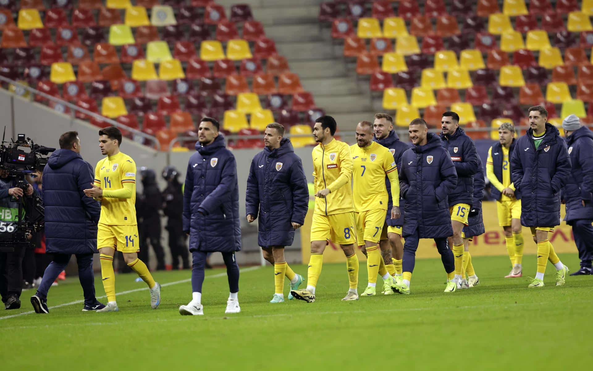 Los jugadores de Rumanía se retiran a los vestuarios después de que el partido se suspendiera tras la retirada de la selección de Kosovo. EFE/EPA/ROBERT GHEMENT