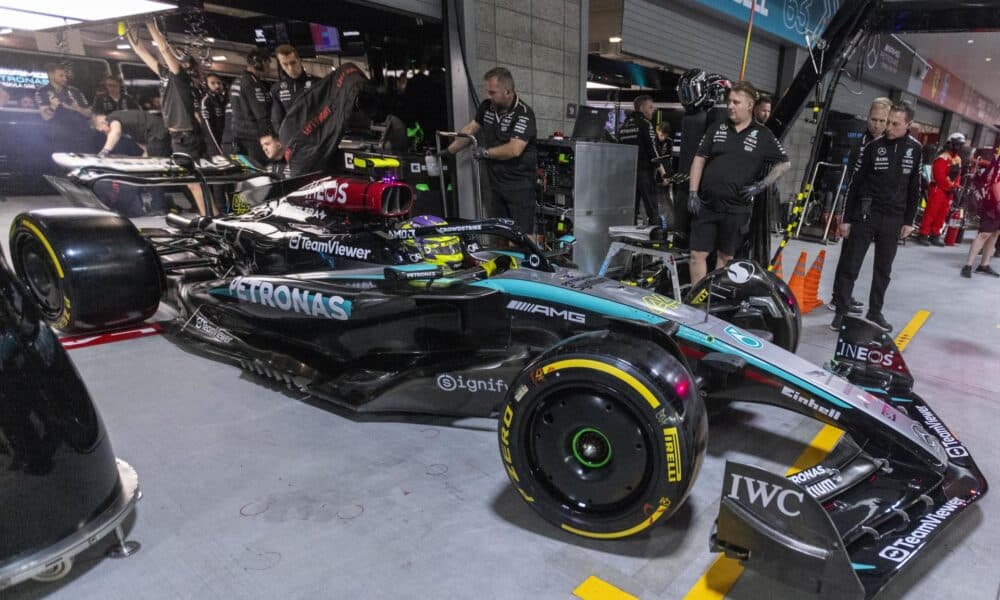 El piloto de Mercedes Lewis Hamilton dominó este jueves la primera sesión de entrenamientos libres para el Gran Premio de Fórmula Uno de Las Vegas. EFE/EPA/SHAWN THEW