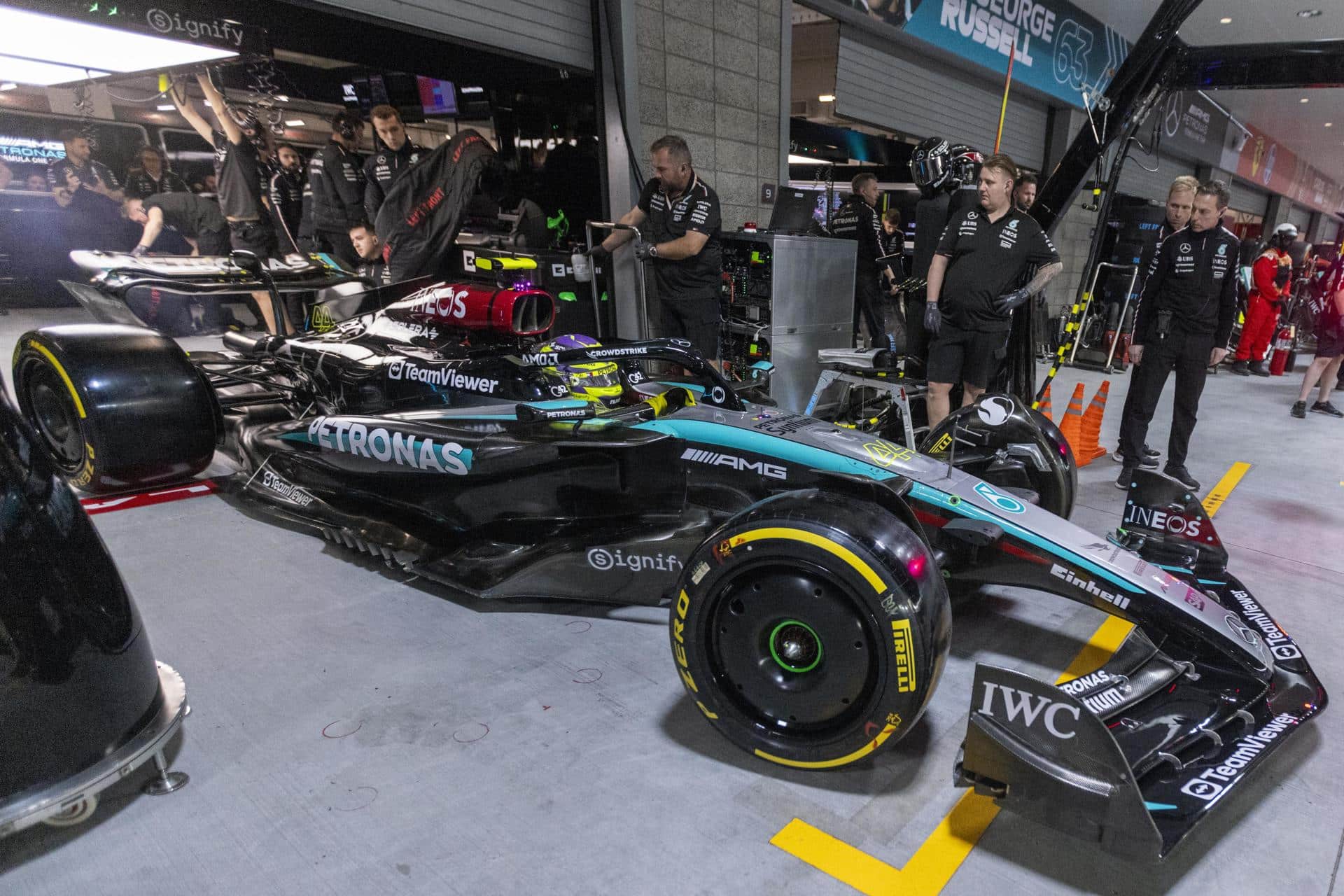 El piloto de Mercedes Lewis Hamilton dominó este jueves la primera sesión de entrenamientos libres para el Gran Premio de Fórmula Uno de Las Vegas. EFE/EPA/SHAWN THEW