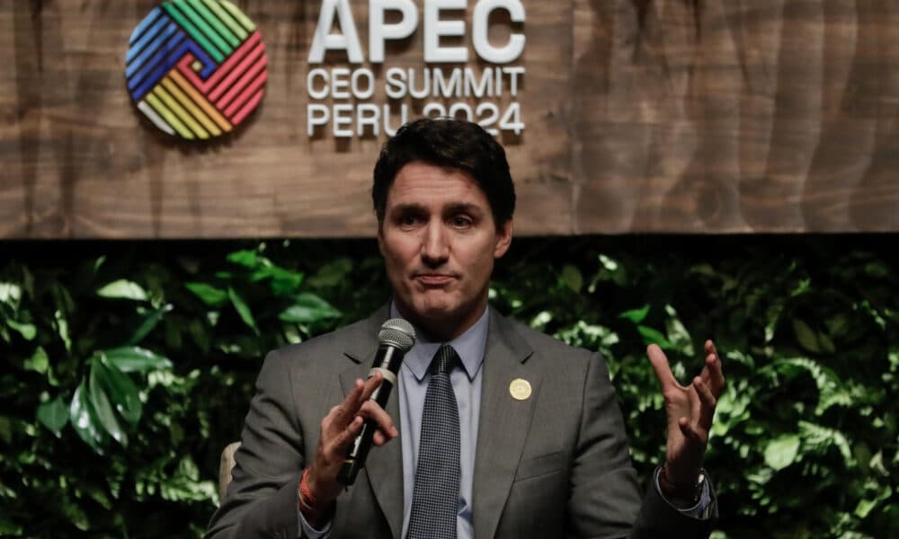 El primer ministro de Canadá, Justin Trudeau, habla durante la APEC CEO Summit, un evento empresarial paralelo a la cumbre de APEC, en Lima (Perú). EFE/ Carlos Ortega