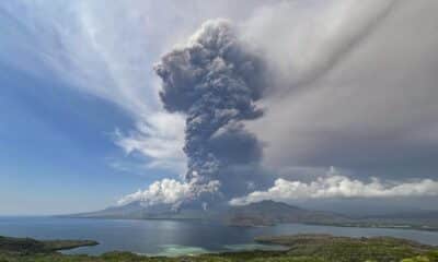 Fotografía cedida el pasado sábado del volcán Lewotobi Laki-Laki en la isla indonesia de Flores. SOLO USO EDITORIAL/SOLO DISPONIBLE PARA ILUSTRAR LA NOTICIA QUE ACOMPAÑA (CRÉDITO OBLIGATORIO)