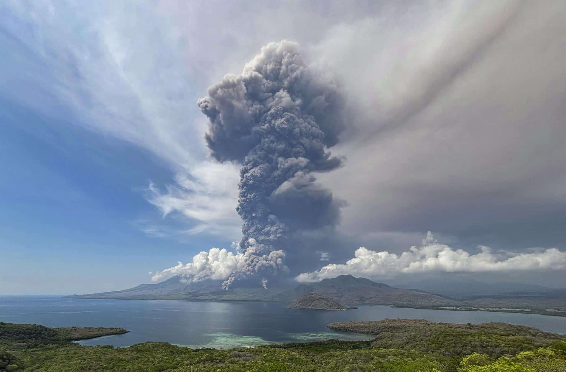 Fotografía cedida el pasado sábado del volcán Lewotobi Laki-Laki en la isla indonesia de Flores. SOLO USO EDITORIAL/SOLO DISPONIBLE PARA ILUSTRAR LA NOTICIA QUE ACOMPAÑA (CRÉDITO OBLIGATORIO)