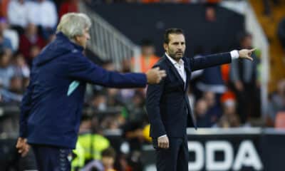 El entrenador del Valencia Rubén Baraja (dcha) da instrucciones junto a Manuel Pellegrini, entrenador del Betis, en el partido de la pasada temporada disputado en Mestalla. EFE/Biel Aliño