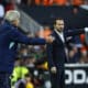 El entrenador del Valencia Rubén Baraja (dcha) da instrucciones junto a Manuel Pellegrini, entrenador del Betis, en el partido de la pasada temporada disputado en Mestalla. EFE/Biel Aliño