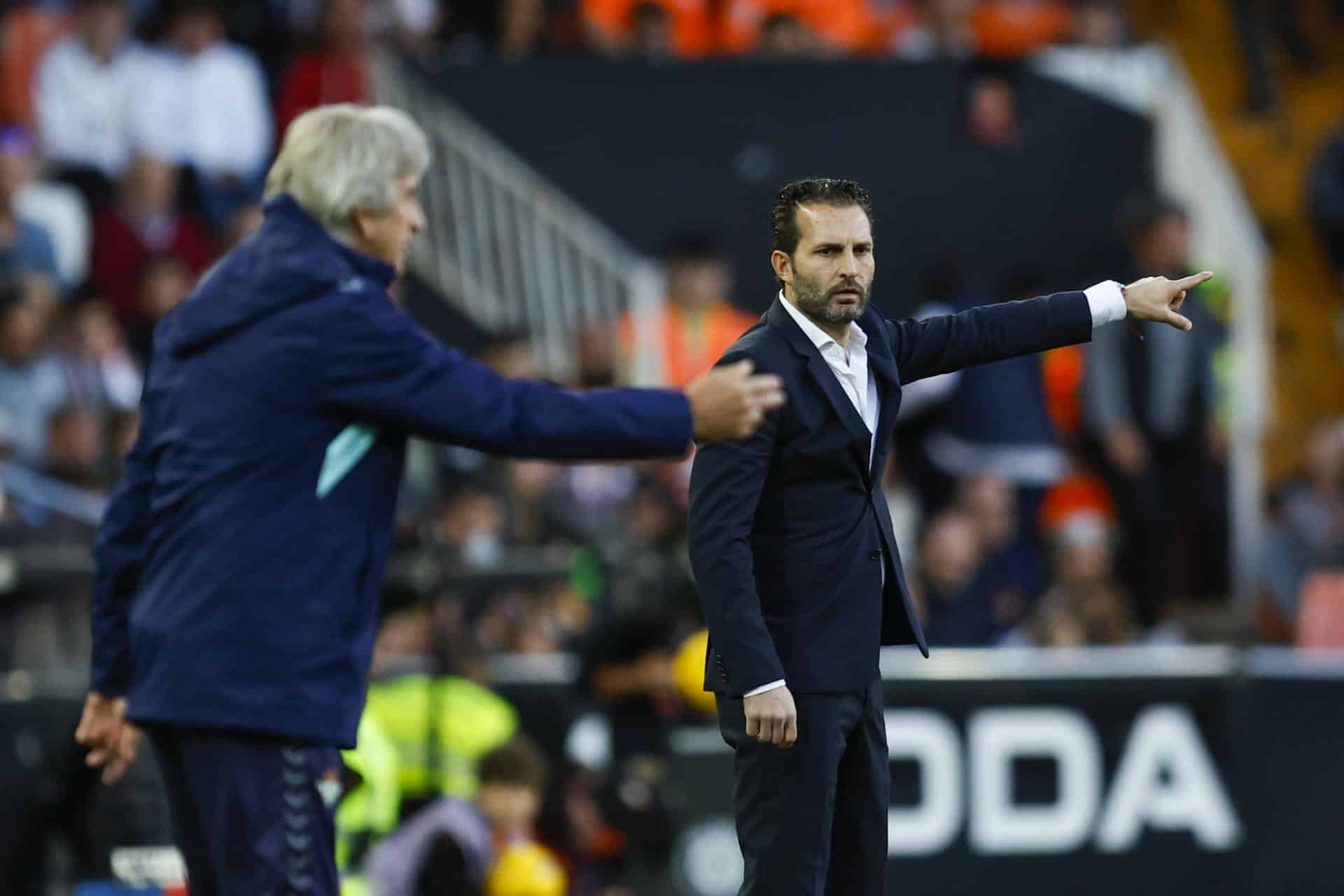 El entrenador del Valencia Rubén Baraja (dcha) da instrucciones junto a Manuel Pellegrini, entrenador del Betis, en el partido de la pasada temporada disputado en Mestalla. EFE/Biel Aliño