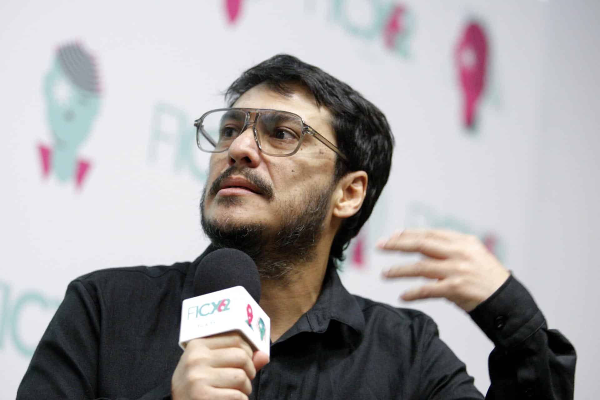 El director Santiago Lozano ofrece una rueda de prensa en el marco del Festival Internacional de Cine de Gijón este lunes, en la ciudad asturiana. Lozano ha renegado de la etiqueta que la crítica le ha puesto a su última película 'Yo ví tres luces negras', sobre la resistencia de la cultura de los habitantes de las aldeas de Colombia, que compite en la sección oficial Retueyos del Festival Internacional de Cine de Gijón, dedicada a cineastas nóveles. EFE/Juan González