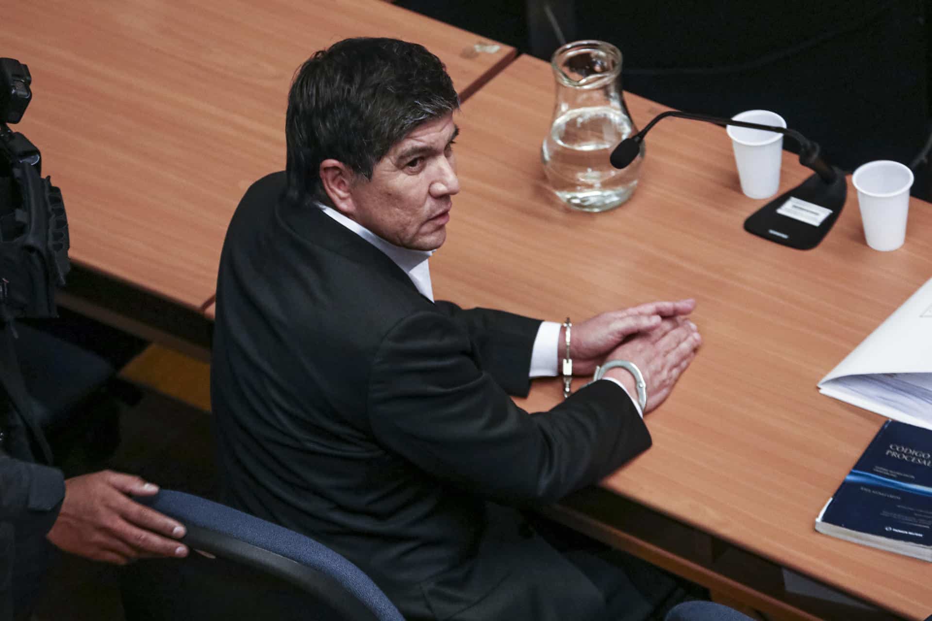 El exsubsecretario chileno de Interior Manuel Monsalve asiste a una audiencia en su contra este viernes en Santiago (Chile). Monsalve uno de los hombre con más poder del país, fue acusado formalmente de sendos delitos de violación y abuso sexual en una audiencia que fue pública hasta el alegato de la Fiscalía y que proseguirá a puerta cerrada para proteger la presunción de inocencia y evitar la revictimización de la mujer que lo denunció hace un mes. EFE/ STR