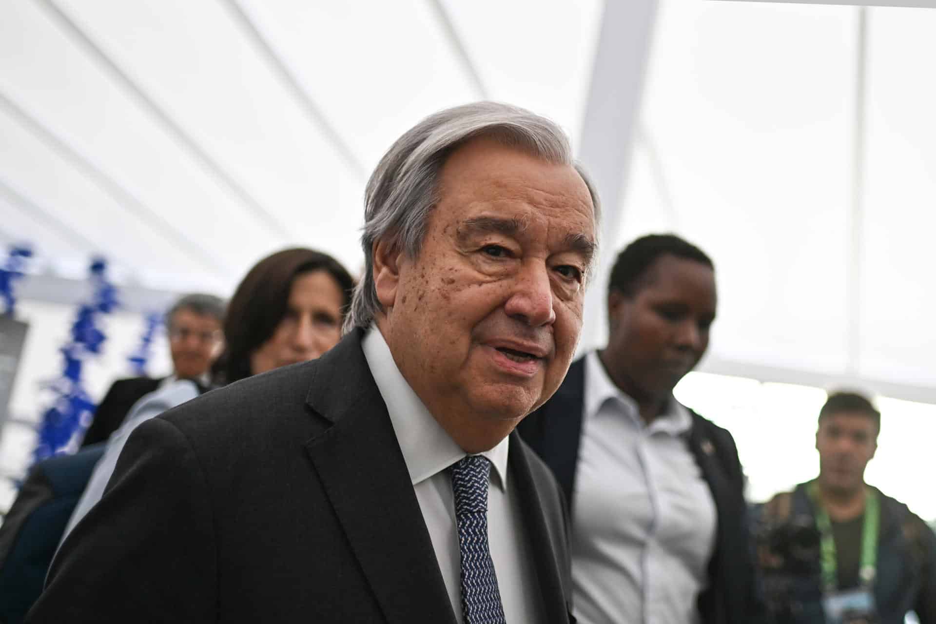 El secretario general de las Naciones Unidas (ONU), António Guterres, llega a la conferencia de prensa en el centro de prensa del G20, este domingo en Rio de Janeiro (Brasil). EFE/Andre Borges