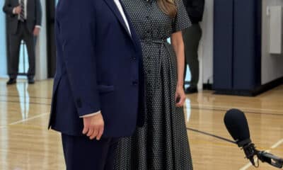 Fotografía tomada de la cuenta @margommartin de la red social X donde se observa al expresidente de EE.UU. y candidato republicano, Donald Trump, junto a su esposa, Melania Trump, luego de depositar su voto, este martes, en el Mandel Recreation Center de Palm Beach, en Florida (Estados Unidos). EFE/ @margommartin