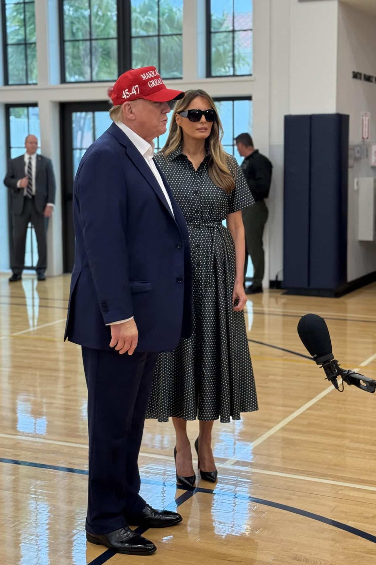 Fotografía tomada de la cuenta @margommartin de la red social X donde se observa al expresidente de EE.UU. y candidato republicano, Donald Trump, junto a su esposa, Melania Trump, luego de depositar su voto, este martes, en el Mandel Recreation Center de Palm Beach, en Florida (Estados Unidos). EFE/ @margommartin