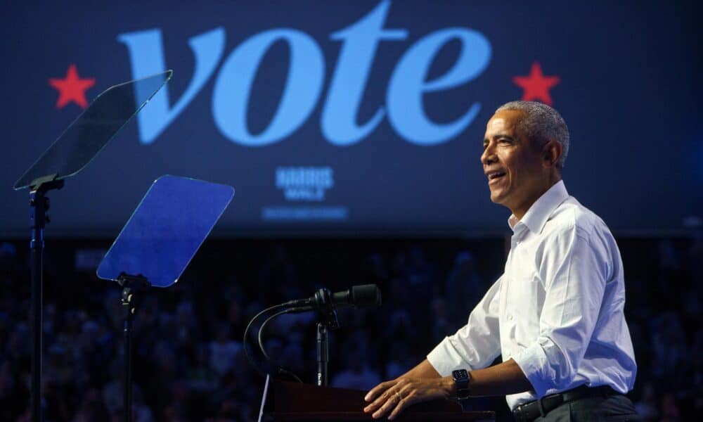 El expresidente estadounidense Barack Obama interviene en un mitin en Filadelfia, Pensilvania, Estados Unidos. EFE/WILL OLIVER