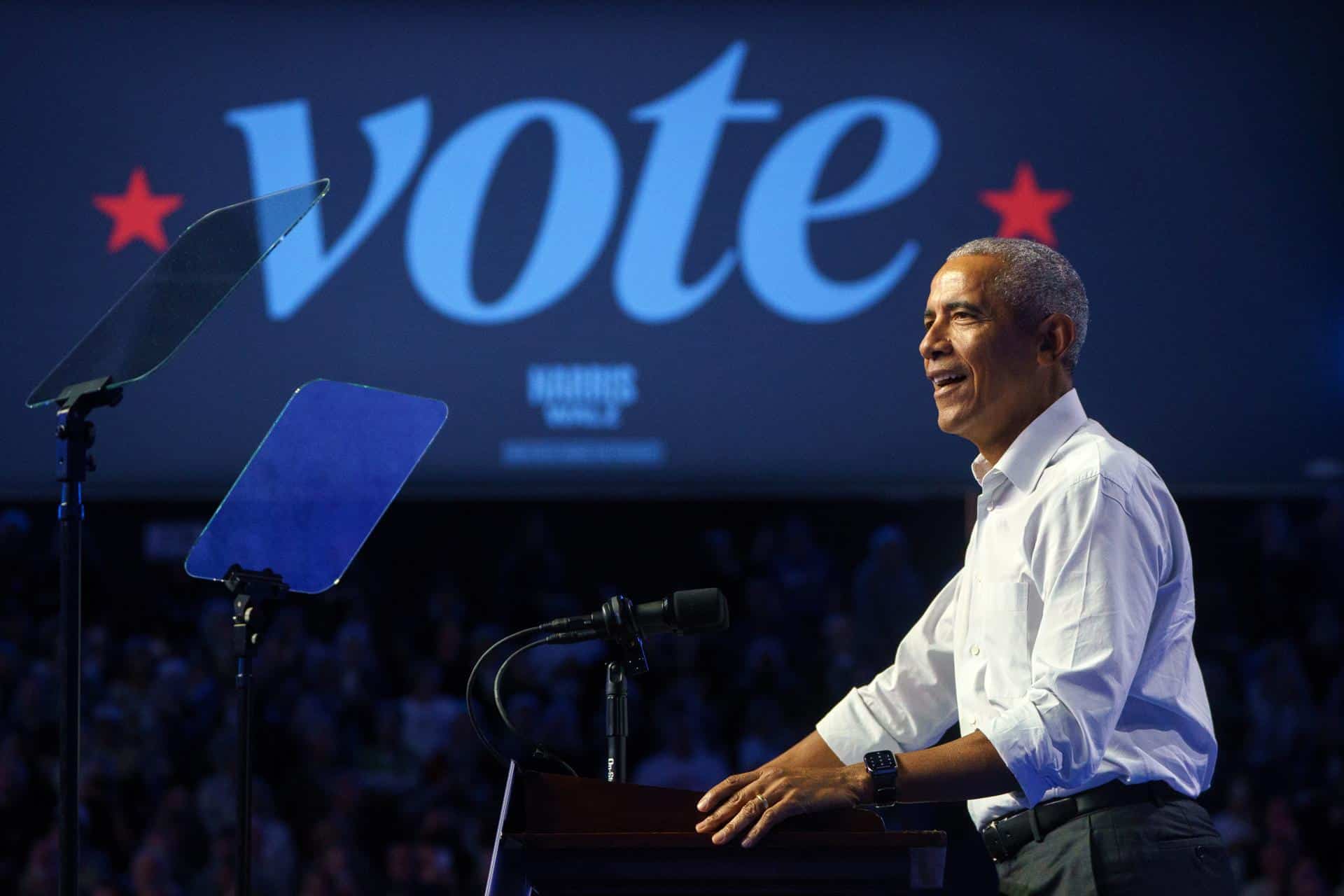 El expresidente estadounidense Barack Obama interviene en un mitin en Filadelfia, Pensilvania, Estados Unidos. EFE/WILL OLIVER