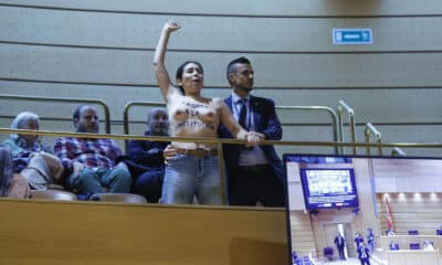 Una de las dos mujeres activistas de Femen con el torso desnudo y mensajes en favor del aborto escritos en su piel, que han interrumpido con gritos el pleno del Senado durante la sesión de control al Gobierno de este martes, antes de ser desalojadas de la tribuna de invitados. EFE/ Zipi