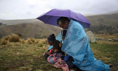 Fotografía de archivo en donde campesinos peruanos se resguardan de las lluvias. EFE/ Paolo Aguilar