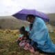 Fotografía de archivo en donde campesinos peruanos se resguardan de las lluvias. EFE/ Paolo Aguilar