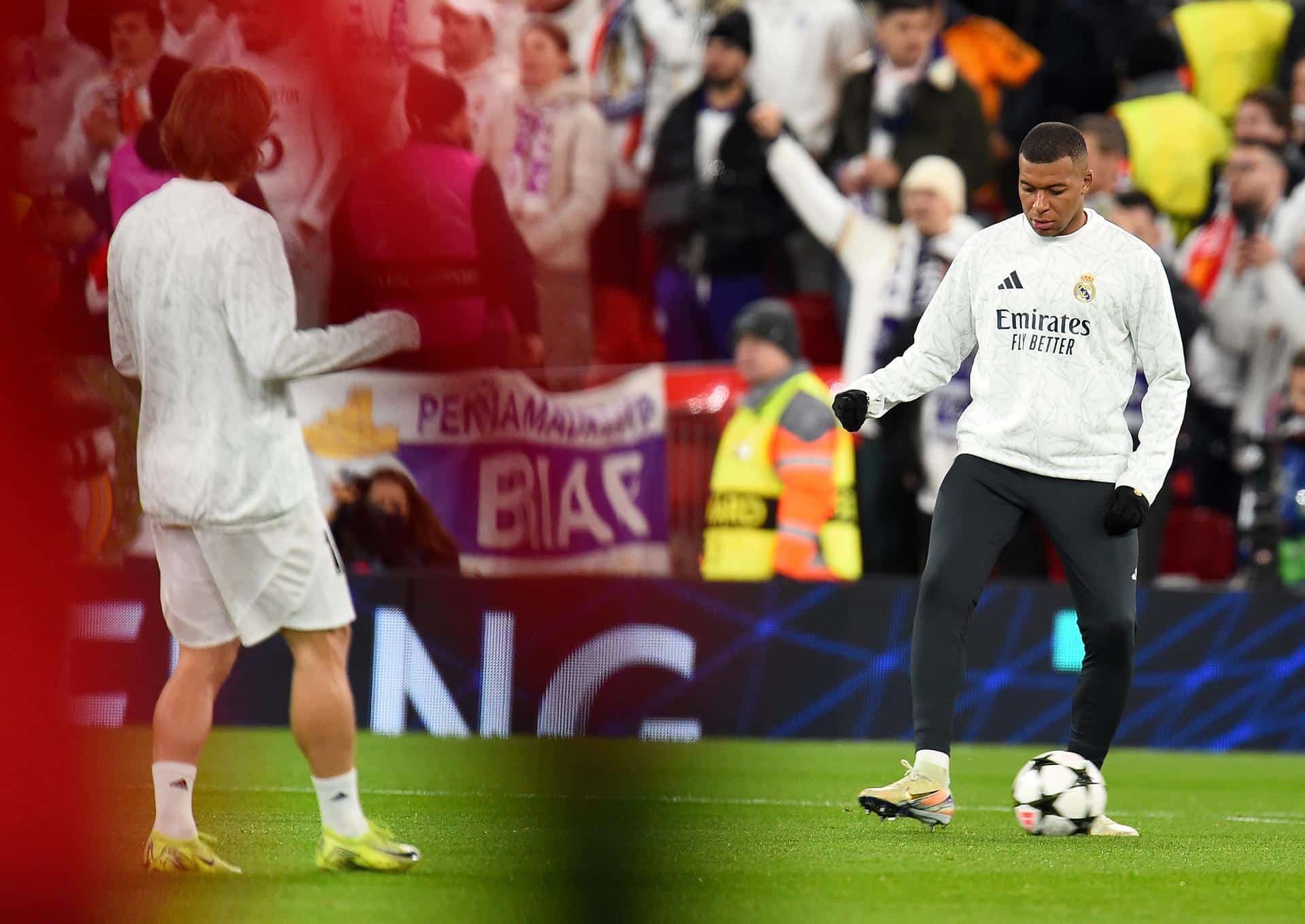 El delantero francés Kylian Mbappe calienta en Anfield, Liverpool, Reino Unido.EFE/EPA/PETER POWELL