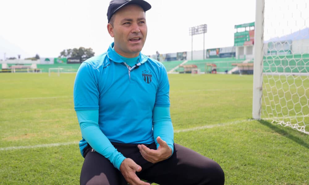 Fotografía del 8 de noviembre de 2024 del entrenador español Javier López, entrenador del club guatemalteco Antigua durante una entrevista con EFE. EFE/Fernando Ruiz