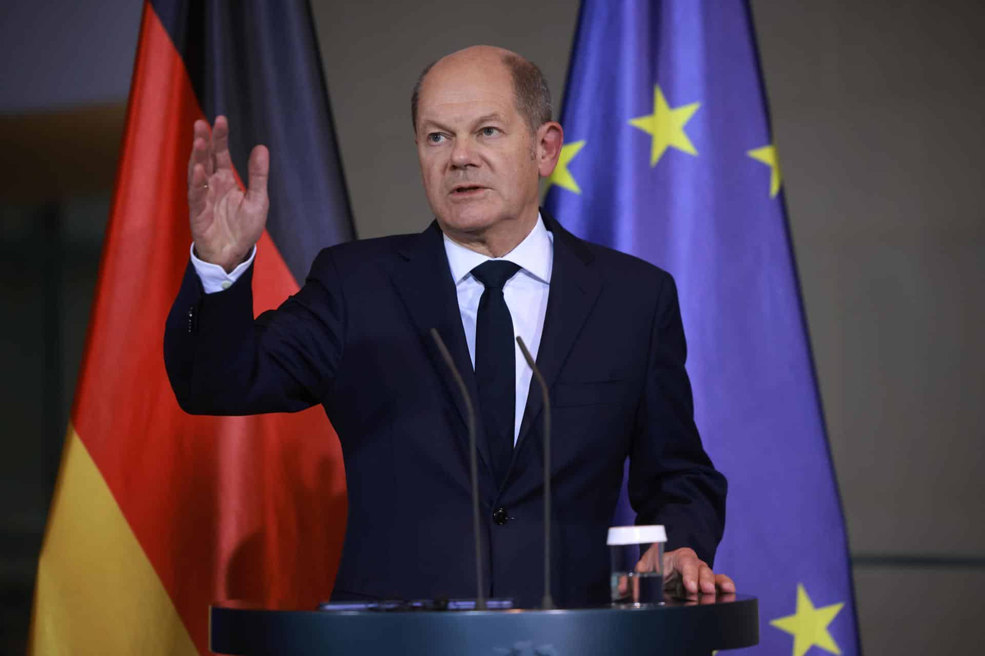 El canciller alemán Olaf Scholz habla durante una conferencia de prensa en la Cancillería en Berlín, Alemania, 04 de noviembre ) EFE/EPA/CLEMENS BILAN