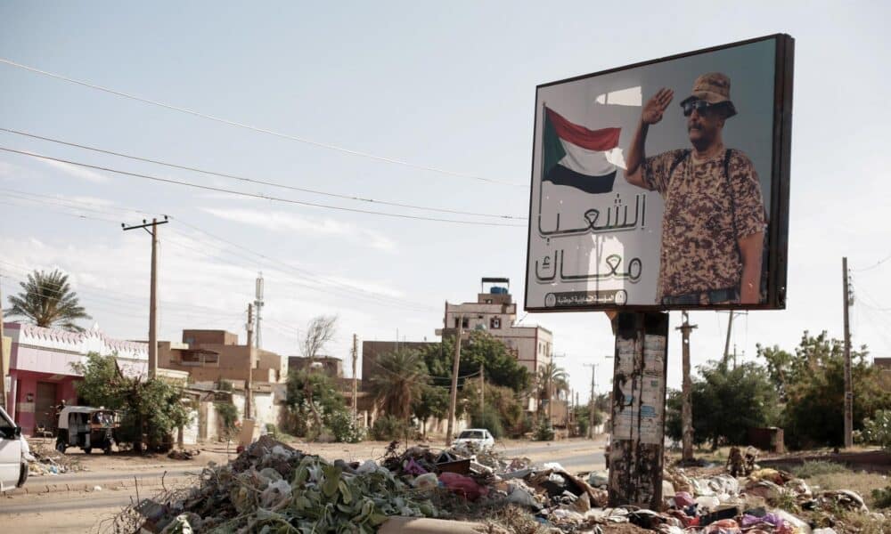 Un cartel con una imagen de un general sudanés en medio a la destrucción en la ciudad de Omdurman el 01 de noviembre de 2024. EFE/EPA/Sara Creta