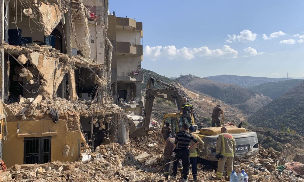 Equipos de rescate trabajan en el lugar de un bombardeo israelí ocurrido contra un edificio en la localidad de Barja, al sur de Beirut. EFE/ Noemí Jabois