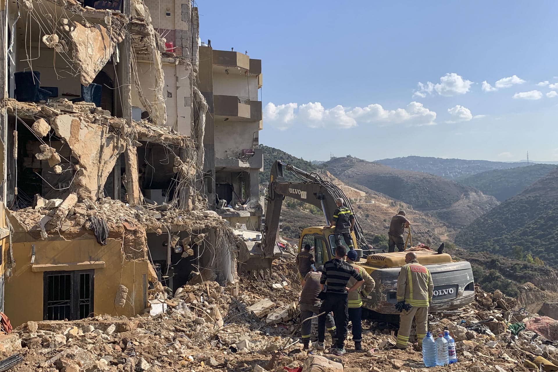 Equipos de rescate trabajan en el lugar de un bombardeo israelí ocurrido contra un edificio en la localidad de Barja, al sur de Beirut. EFE/ Noemí Jabois