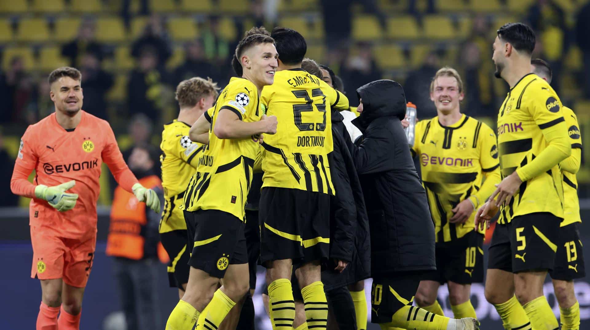 Los jugadores del Dortmund celebran un gol durante el partido de la UEFA Champions League league que han jugado Borussia Dortmund y SK Sturm Graz, en Dortmund, Alemania. EFE/EPA/CHRISTOPHER NEUNDORF