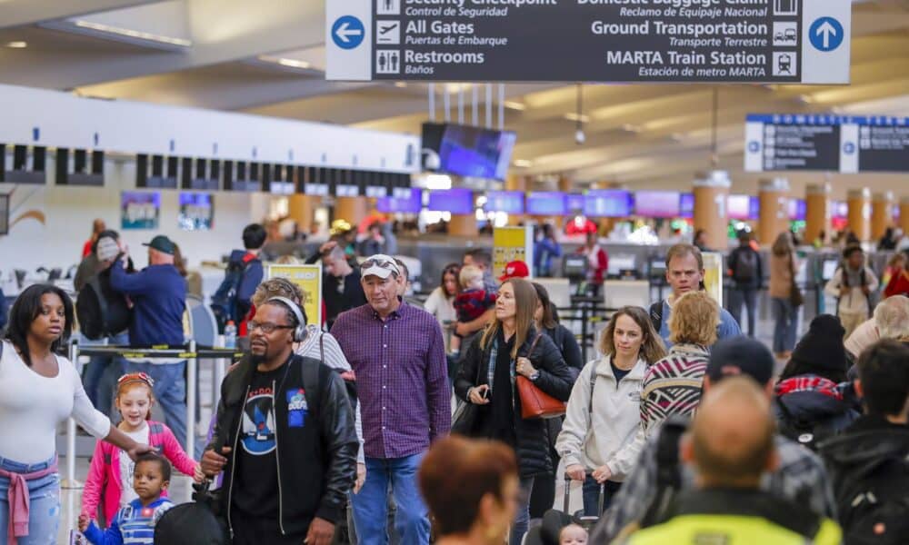 Cientos de personas cogen vuelos internos en el aeropuerto Internacional de Hartsfield-Jackson Atlanta, Georgia, Estados Unidos. EFE/Erik S. Lesser